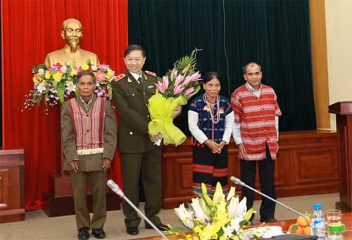 Đại diện Đoàn đại biểu người có uy tín trong dân tộc thiểu số (DTTS) TP Đà Nẵng tặng hoa Thứ trưởng Bộ Công an Tô Lâm.