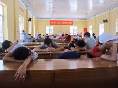 Các đối tượng được đưa về Trung tâm Bồi dưỡng huấn luyện nghiệp vụ CATP Hải Phòng lấy lời khai và xét nghiệm kiểm tra sử dụng ma tuý.