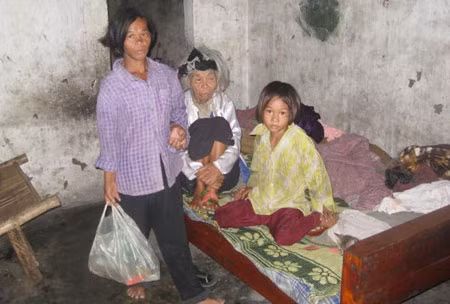 Sau một ngày lang thang ăn mày 4 mẹ con, bà cháu lại quây quần bên chiếc giường để xuôi giấc ngủ.