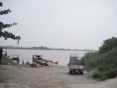 Cả một chuyến phà tại bếán Hồng Vân, chỉ có vài ba chiếc áo phao được treo trên thành. Ảnh: H.H.