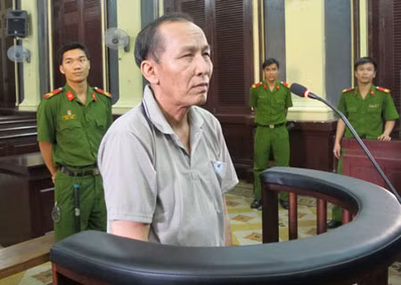 Bị cáo đang nghe tuyên án.