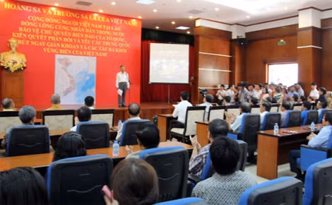 Đại sứ Nguyễn Mạnh Hùng thông báo với cộng đồng người Việt Nam tại Lào về tình hình biển Đông.