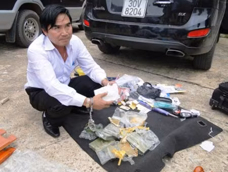 Đậu Xuân Duyên cùng tang vật.