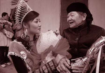 Vừa từ cuộc thi trở về, Hà sà vào lòng bà nội. Bà nội Hà nay đã 92 tuổi.