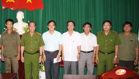 Thừa ủy quyền của Bộ Công an, đại diện Tổng cục Cảnh sát PCTP trao thưởng cho các đơn vị và cá nhân bắt cướp.
