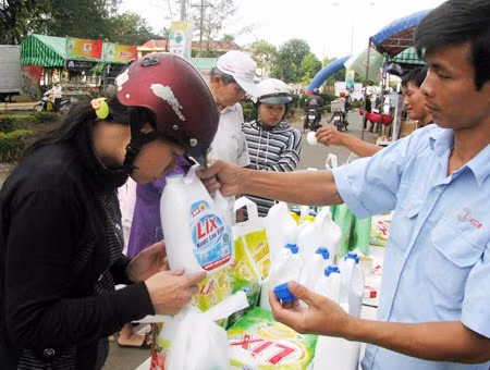 Sản phẩm bán tại phiên chợ được NTD nông thôn ưa chuộng.