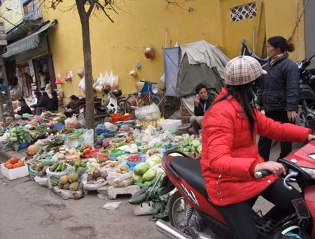 Quản lý giá tại các "chợ cóc", nhà trọ… là bài toán khó cho cơ quan chức năng.