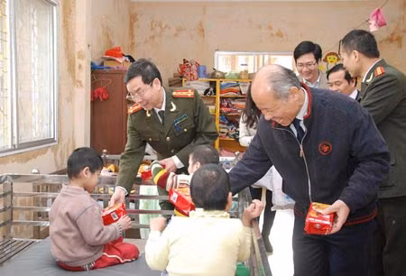 Đại tá Phạm Văn Miên, Tổng Biên tập Báo CAND cùng đại diện các doanh nghiệp tài trợ là Ngân hàng BIDV, Công ty Prudential tặng quà trẻ mồ côi, khuyết tật ở Ba Vì, Hà Nội.