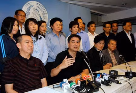 Lãnh đạo đảng PDRC tuyên bố rút khỏi Quốc hội và tham gia biểu tình.