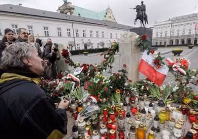 Người dân thắp nến và đặt vòng hoa trước cửa phủ Tổng thống ở Warsaw hôm 10/4.