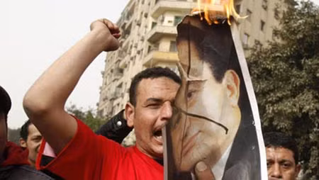 Người biểu tình đốt ảnh của Tổng thống Hosni Mubarak ở thủ đô Cairo.