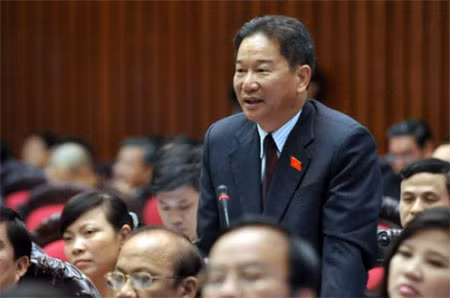 Đại biểu Nguyễn Bá Thuyền phát biểu tại hội trường, ghi nhận nỗ lực của lực lượng Công an.