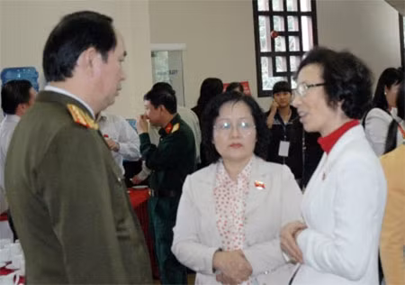 Bộ trưởng Trần Đại Quang trao đổi với đại biểu Quốc hội sáng 7/11. Người đứng bên phải là PGS, TS Bùi Thị An. Trả lời phóng viên Báo CAND mới đây, đại biểu Bùi Thị An đánh giá cao vai trò của lực lượng Công an.