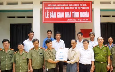Đại diện Báo CAND & Chuyên đề ANTG, Công ty Phúc Sơn, Công an tỉnh Phú Thọ, Công an huyện Phù Ninh và cấp ủy, chính quyền xã Bảo Thanh tại buổi bàn giao nhà tình nghĩa cho gia đình đồng chí Tâm.