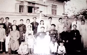 Gia đình Vua Thành Thái khi mới trở về Việt Nam (1948) sau 32 năm lưu đày.