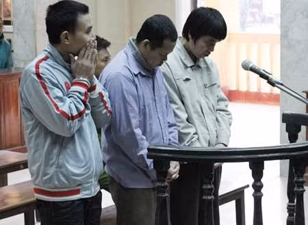 Các bị cáo tại phiên tòa ngày 13/1.