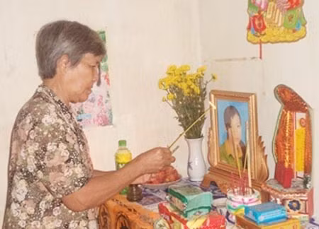 Bà ngoại ngậm ngùi bên di ảnh của cháu.