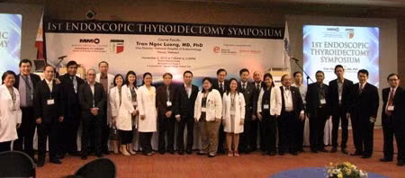 PGS.TS Trần Ngọc Lương chụp ảnh cùng các học viên ở lớp dạy kỹ thuật mổ ở Philippin.
