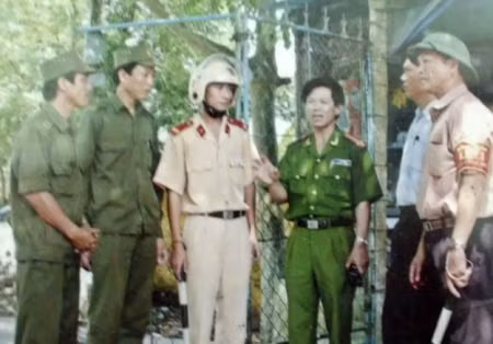 Ông Hòe (bên phải ngoài cùng) phối hợp chặt chẽ với Công an xã, huyện đấu tranh, phòng ngừa nhiều loại tội phạm.