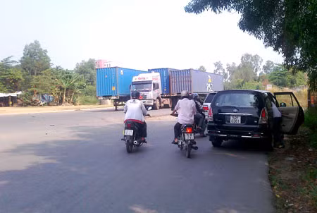 Ngã ba Mũi Tàu có góc cua gấp và hẹp nhưng các "hung thần" vẫn chạy ầm ầm khi vào cua.