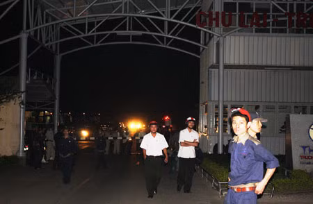 Bên ngoài hiện trường đám cháy.