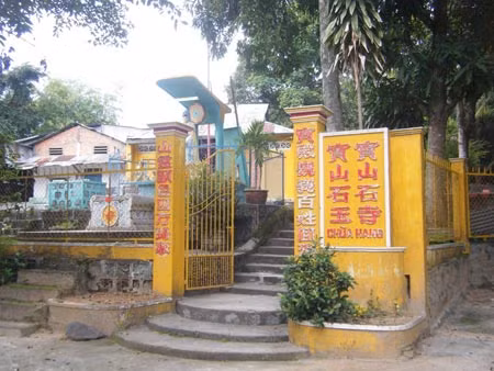 Cổng chùa Hang.