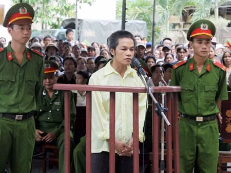 Nguyễn Phước Thành trước vành móng ngựa. Gia đình nạn nhân Phan Thị Hải Yến khóc ngất trước tòa.