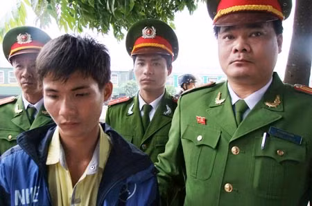 Cán bộ Phòng Cảnh sát truy nã tội phạm, Công an Thanh Hóa áp giải đối tượng Thành về ga Thanh Hóa.