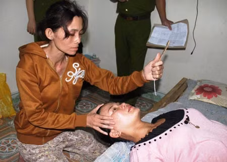 Kiều Phương diễn tả lại hành vi tội ác.