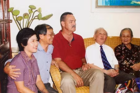 Đại tướng Chu Huy Mân, vợ chồng nhà báo Dương Đức Quảng với cựu binh Mỹ Fred và bà Doãn Ngọc Trâm.