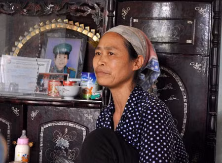 Bà Dựng đau đớn kể lại cái chết của con gái.