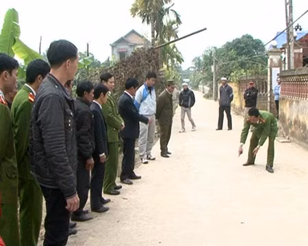 Công an đang khám nghiệm hiện trường vụ án.