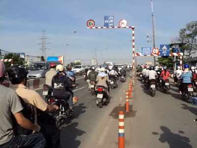 Xe tấp nập đi vào đường cấm trên cầu Sài Gòn.
