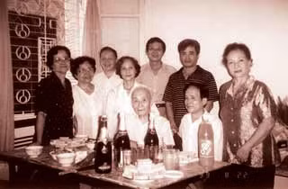 Cụ Phan Tư Nghĩa (ngồi bên trái) cùng gia đình trong ngày sinh nhật lần thứ 86. Bà Phan Thị Phúc (ngoài cùng bên phải) và bà Phan Thị Oanh (ngoài cùng bên trái). Ảnh: Phan Thục Anh.
