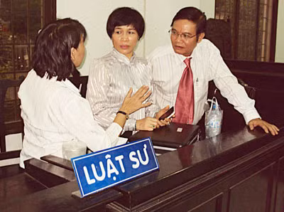 Các luật sư đang trao đổi tại tòa.