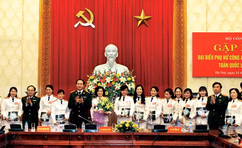 Bộ trưởng Trần Đại Quang, Thứ trưởng Thường trực Đặng Văn Hiếu, Thứ trưởng Bùi Quang Bền với các đại biểu phụ nữ Công an nhân dân. Ảnh: Anh Hiếu.