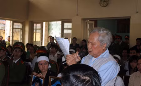 Ông nội cháu Bích phát biểu.