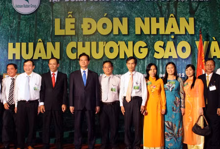 Thủ tướng Nguyễn Tấn Dũng với Ban lãnh đạo Tập đoàn. Ảnh: TTXVN.