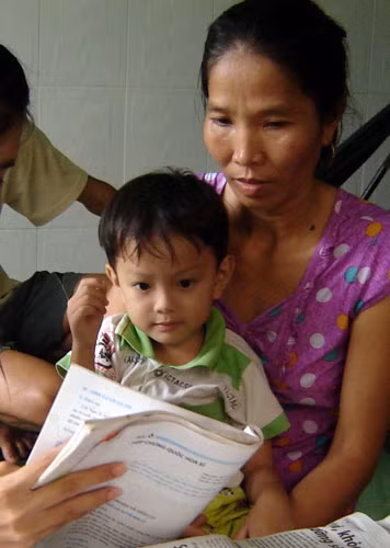 Cháu Trọng mới 4 tuổi đã đọc lưu loát chữ và con số khiến nhiều người ngạc nhiên.