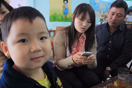 Bé Khoa và mẹ bức xúc phản ánh với báo chí về vụ việc bị giáo viên “bạo hành”.