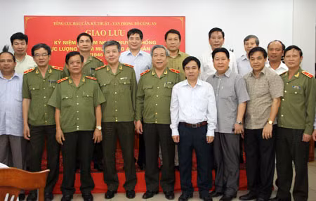 Các đại biểu dự buổi giao lưu.