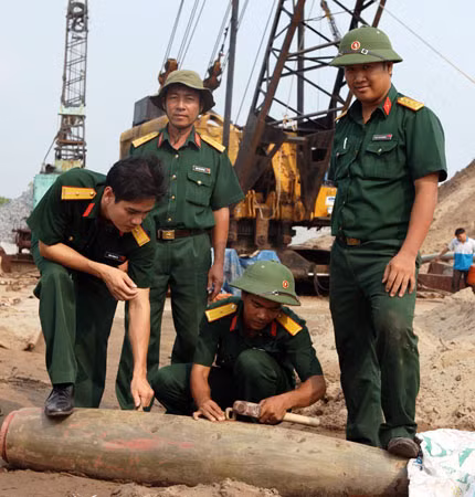 Lực lượng Công binh đang xử lý quả bom.