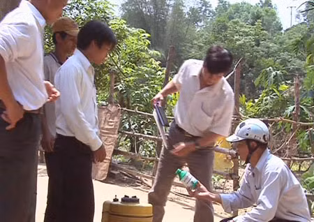 Cơ quan chức năng huyện Sơn Hà và xã Sơn Kỳ kiểm tra lọ thuốc diệt cỏ mà người dân sử dụng, làm 2 người chết và 9 người bị mờ mắt.