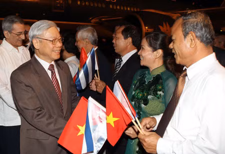 Cán bộ, nhân viên Đại sứ quán, đại diện Việt kiều và sinh viên Việt Nam đón Tổng Bí thư Nguyễn Phú Trọng tại sân bay Quốc tế Jose Marti. Ảnh: TTXVN.