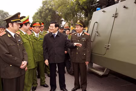 Chủ tịch nước Trương Tấn Sang, các đồng chí lãnh đạo Bộ Công an với CBCS lực lượng Cảnh sát cơ động. Ảnh: Công Gôn.