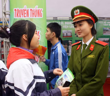 Sinh viên Học viện CSND phát tài liệu và tư vấn các em học sinh tại ngày hội.