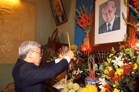 Tổng Bí thư Nguyễn Phú Trọng thắp hương tưởng niệm cố Tổng Bí thư Lê Duẩn tại nhà riêng. Ảnh: TTXVN.