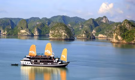 Hạ Long là điểm đến hấp dẫn của du khách trong và ngoài nước.