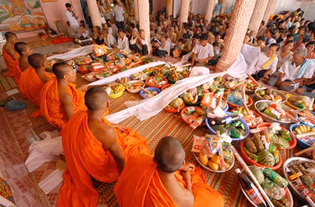 Lễ dâng cơm trong Tết Chol Chnăm Thmây.