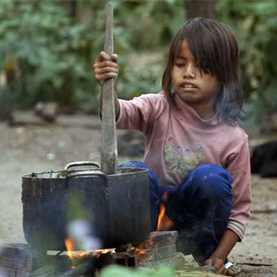 Em Ksor Nuk, học sinh trường Nguyễn Trãi ngoài giờ học còn nấu cám, nhặt phân bò phụ giúp bố mẹ.